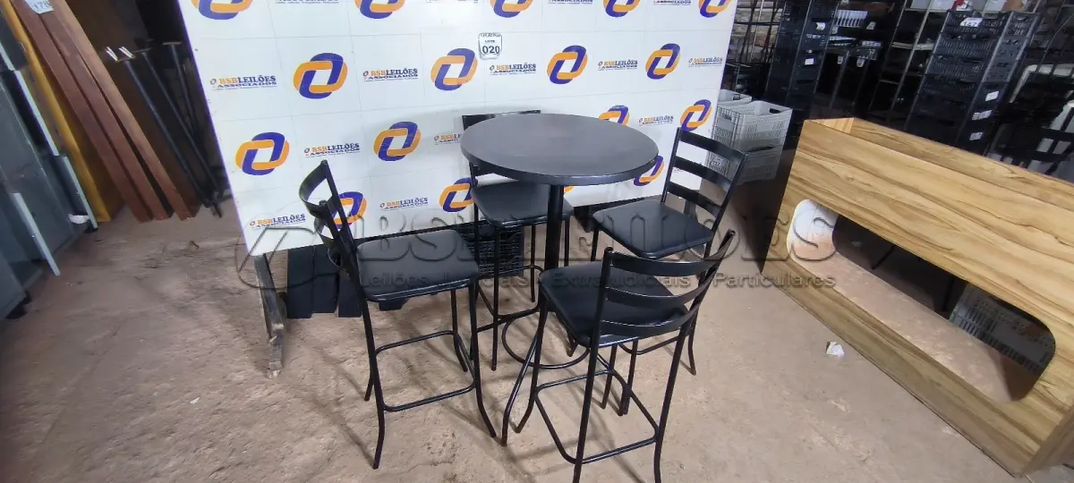 LOTE 020 - 01 MESA BISTRÔ COM 04 BANQUETAS ALTAS. (NO ESTADO) ATENÇÃO! FAZER A VISITAÇÃO ANTES DE ARREMATAR, NÃO SABEMOS SE FUNCIONA. LEILÃO NÃO TEM GARANTIA E NEM DEVOLUÇÃO, SUJEITO A POSSÍVEIS AVARIAS VISÍVEIS/OCULTAS E/OU AUSÊNCIA DE COMPONENTES.