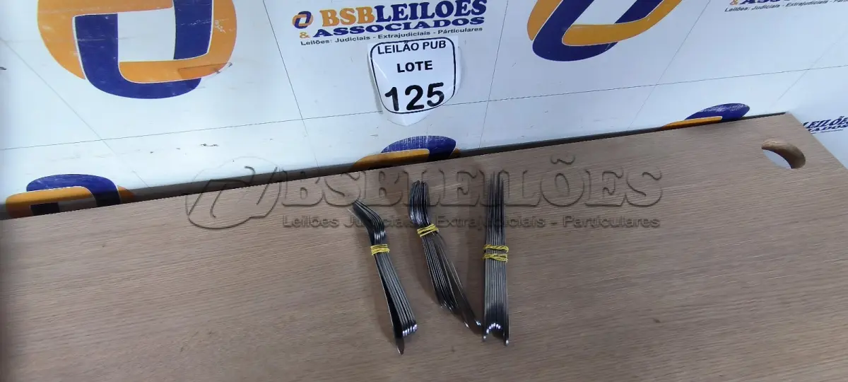 LOTE 125 - 07 GARFOS ,10 COLHERES E 10 FACAS DE MESA. (NO ESTADO) ATENÇÃO! FAZER A VISITAÇÃO ANTES DE ARREMATAR, NÃO SABEMOS SE FUNCIONA. LEILÃO NÃO TEM GARANTIA E NEM DEVOLUÇÃO, SUJEITO A POSSÍVEIS AVARIAS VISÍVEIS/OCULTAS E/OU AUSÊNCIA DE COMPONENTES.