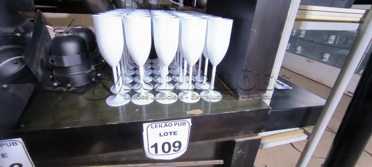 LOTE 109 - 30 TACAS EM PLÁSTICO PARA CHAMPANHEIRA COR BRANCA. (NO ESTADO) ATENÇÃO! FAZER A VISITAÇÃO ANTES DE ARREMATAR, NÃO SABEMOS SE FUNCIONA. LEILÃO NÃO TEM GARANTIA E NEM DEVOLUÇÃO, SUJEITO A POSSÍVEIS AVARIAS VISÍVEIS/OCULTAS E/OU AUSÊNCIA DE COMPONENTES.
