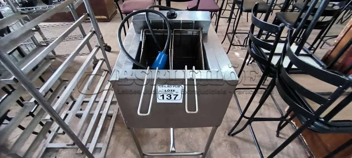 LOTE 137 - 01 FRITADEIRA ELÉTRICA ÁGUA E ÓLEO COM CESTOS. (NO ESTADO) ATENÇÃO! FAZER A VISITAÇÃO ANTES DE ARREMATAR, NÃO SABEMOS SE FUNCIONA. LEILÃO NÃO TEM GARANTIA E NEM DEVOLUÇÃO, SUJEITO A POSSÍVEIS AVARIAS VISÍVEIS/OCULTAS E/OU AUSÊNCIA DE COMPONENTES.