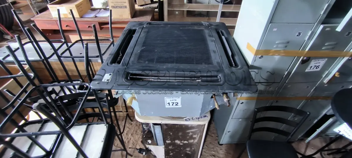 LOTE 172 - 01 AR CONDICIONADO COM EVAPORADORA DE TETO K7. (NO ESTADO) ATENÇÃO! FAZER A VISITAÇÃO ANTES DE ARREMATAR, NÃO SABEMOS SE FUNCIONA. LEILÃO NÃO TEM GARANTIA E NEM DEVOLUÇÃO, SUJEITO A POSSÍVEIS AVARIAS VISÍVEIS/OCULTAS E/OU AUSÊNCIA DE COMPONENTES.