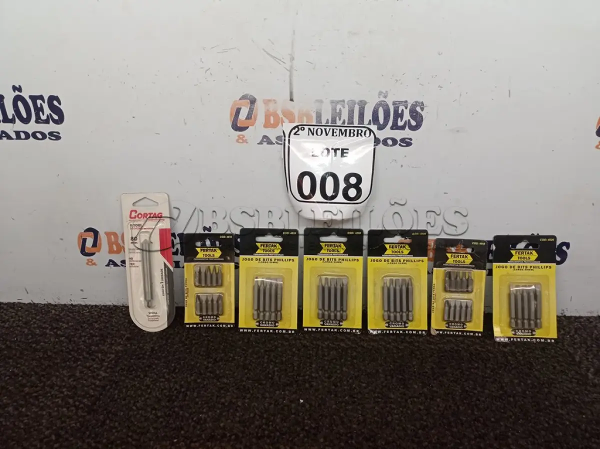 LOTE 008 - 01 CORTADOR DE VIDRO MARCA CORTAG E 06 JOGOS DE CHAVES BITS PHILLIPS MARCA FERTAK(NOVO). (NO ESTADO) ATENÇÃO! FAZER A VISITAÇÃO ANTES DE ARREMATAR, NÃO SABEMOS SE FUNCIONA. LEILÃO NÃO TEM GARANTIA E NEM DEVOLUÇÃO, SUJEITO A POSSÍVEIS AVARIAS VISÍVEIS/OCULTAS E/OU AUSÊNCIA DE COMPONENTES.