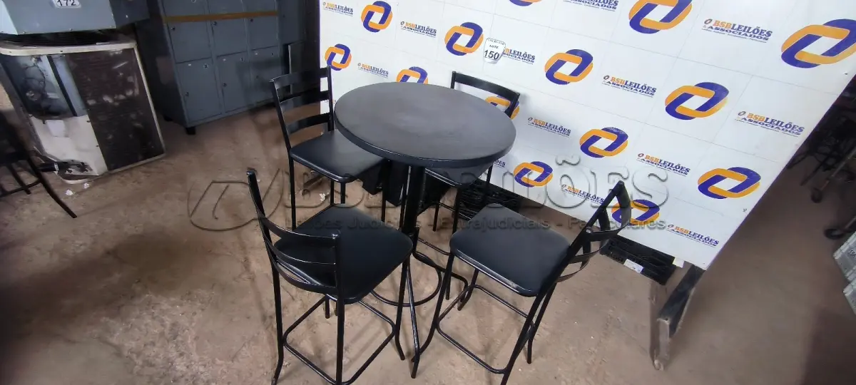LOTE 150 - 01 MESA BISTRÔ COM 04 BANQUETAS ALTAS.  (NO ESTADO) ATENÇÃO! FAZER A VISITAÇÃO ANTES DE ARREMATAR, NÃO SABEMOS SE FUNCIONA. LEILÃO NÃO TEM GARANTIA E NEM DEVOLUÇÃO, SUJEITO A POSSÍVEIS AVARIAS VISÍVEIS/OCULTAS E/OU AUSÊNCIA DE COMPONENTES.