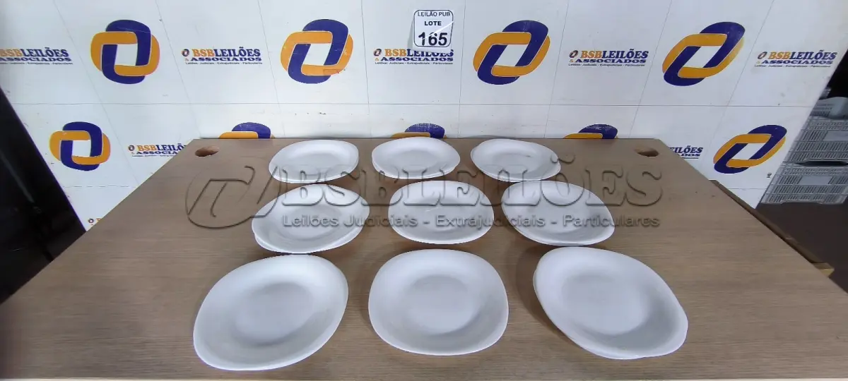 LOTE 165 - 17 PRATOS EM PORCELANA (NO ESTADO) ATENÇÃO! FAZER A VISITAÇÃO ANTES DE ARREMATAR, NÃO SABEMOS SE FUNCIONA. LEILÃO NÃO TEM GARANTIA E NEM DEVOLUÇÃO, SUJEITO A POSSÍVEIS AVARIAS VISÍVEIS/OCULTAS E/OU AUSÊNCIA DE COMPONENTES.