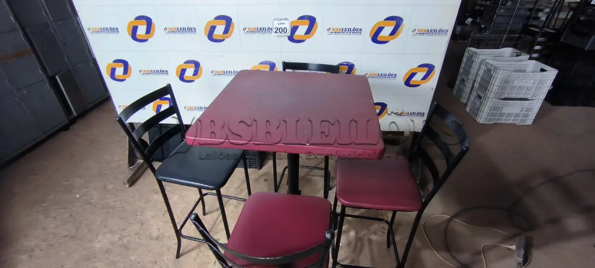 LOTE 200 - 01 MESA BISTRÔ QUADRADA COM 04 BANQUETAS ALTAS E 04 CADEIRAS NA COR VERMELHA. (NO ESTADO) ATENÇÃO! FAZER A VISITAÇÃO ANTES DE ARREMATAR, NÃO SABEMOS SE FUNCIONA. LEILÃO NÃO TEM GARANTIA E NEM DEVOLUÇÃO, SUJEITO A POSSÍVEIS AVARIAS VISÍVEIS/OCULTAS E/OU AUSÊNCIA DE COMPONENTES.