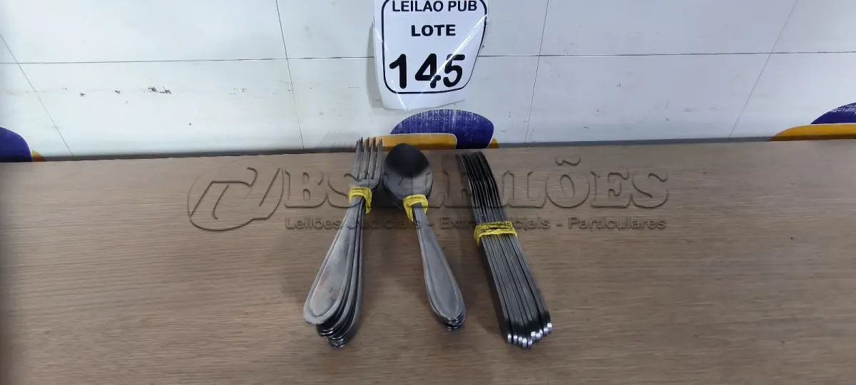 LOTE 145 - 10 GARFOS, 10 COLHERES E 10 FACAS DE MESA. (NO ESTADO) ATENÇÃO! FAZER A VISITAÇÃO ANTES DE ARREMATAR, NÃO SABEMOS SE FUNCIONA. LEILÃO NÃO TEM GARANTIA E NEM DEVOLUÇÃO, SUJEITO A POSSÍVEIS AVARIAS VISÍVEIS/OCULTAS E/OU AUSÊNCIA DE COMPONENTES.