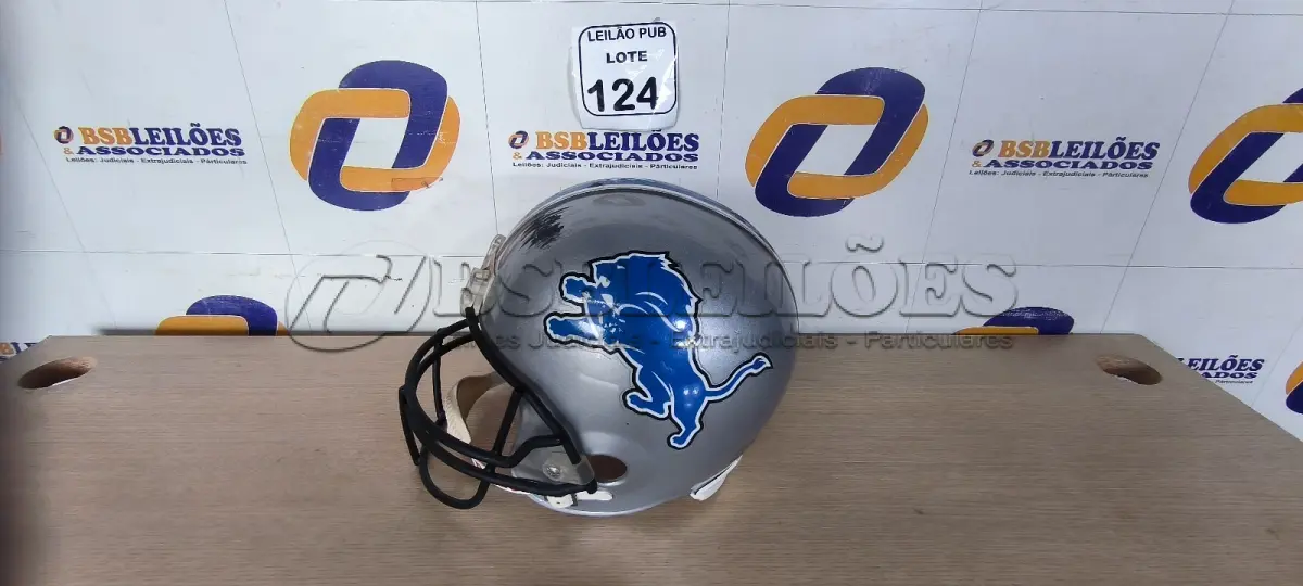 LOTE 124 - 01 CAPACETE DE FUTEBOL AMERICANO PARA DECORAÇÃO. (NO ESTADO) ATENÇÃO! FAZER A VISITAÇÃO ANTES DE ARREMATAR, NÃO SABEMOS SE FUNCIONA. LEILÃO NÃO TEM GARANTIA E NEM DEVOLUÇÃO, SUJEITO A POSSÍVEIS AVARIAS VISÍVEIS/OCULTAS E/OU AUSÊNCIA DE COMPONENTES.