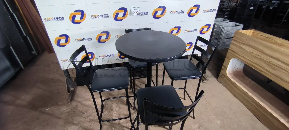 LOTE 030 - 01 MESA BISTRÔ COM 04 BANQUETAS ALTAS. (NO ESTADO) ATENÇÃO! FAZER A VISITAÇÃO ANTES DE ARREMATAR, NÃO SABEMOS SE FUNCIONA. LEILÃO NÃO TEM GARANTIA E NEM DEVOLUÇÃO, SUJEITO A POSSÍVEIS AVARIAS VISÍVEIS/OCULTAS E/OU AUSÊNCIA DE COMPONENTES.