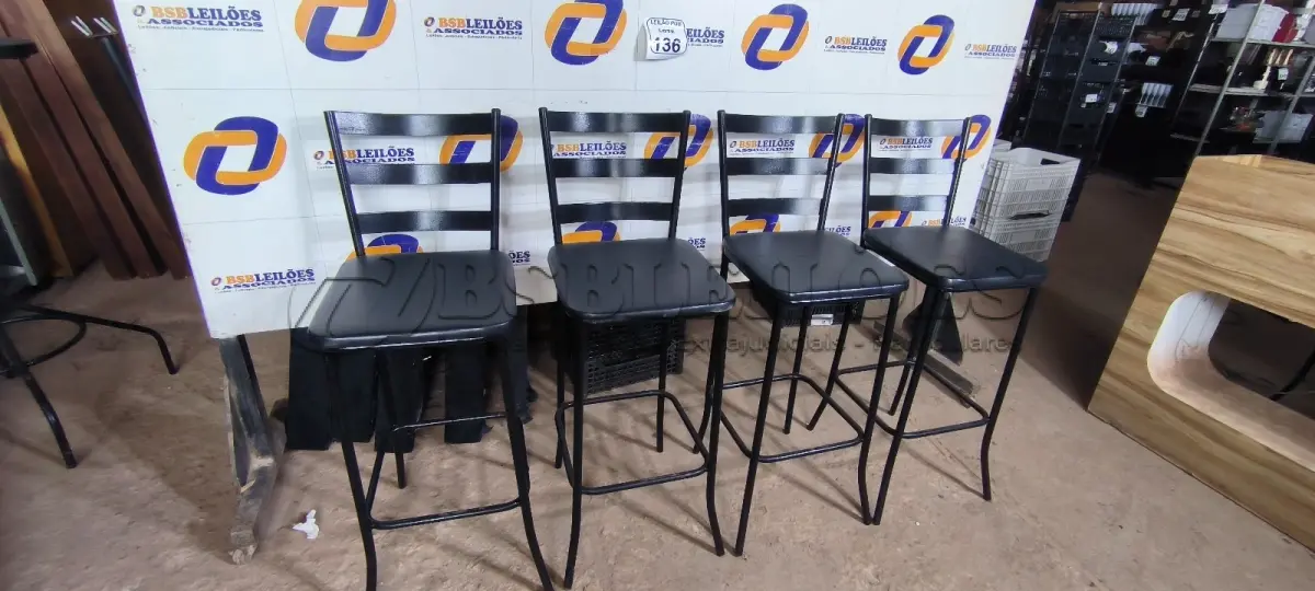 LOTE 136 - 04 BANQUETAS ALTAS. (NO ESTADO) ATENÇÃO! FAZER A VISITAÇÃO ANTES DE ARREMATAR, NÃO SABEMOS SE FUNCIONA. LEILÃO NÃO TEM GARANTIA E NEM DEVOLUÇÃO, SUJEITO A POSSÍVEIS AVARIAS VISÍVEIS/OCULTAS E/OU AUSÊNCIA DE COMPONENTES.