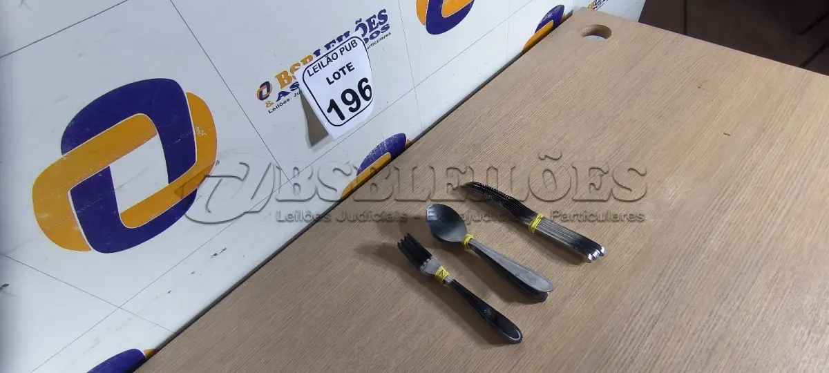 LOTE 196 - 10 GARFOS ,10 COLHERES E 10 FACAS DE MESA. (NO ESTADO) ATENÇÃO! FAZER A VISITAÇÃO ANTES DE ARREMATAR, NÃO SABEMOS SE FUNCIONA. LEILÃO NÃO TEM GARANTIA E NEM DEVOLUÇÃO, SUJEITO A POSSÍVEIS AVARIAS VISÍVEIS/OCULTAS E/OU AUSÊNCIA DE COMPONENTES.