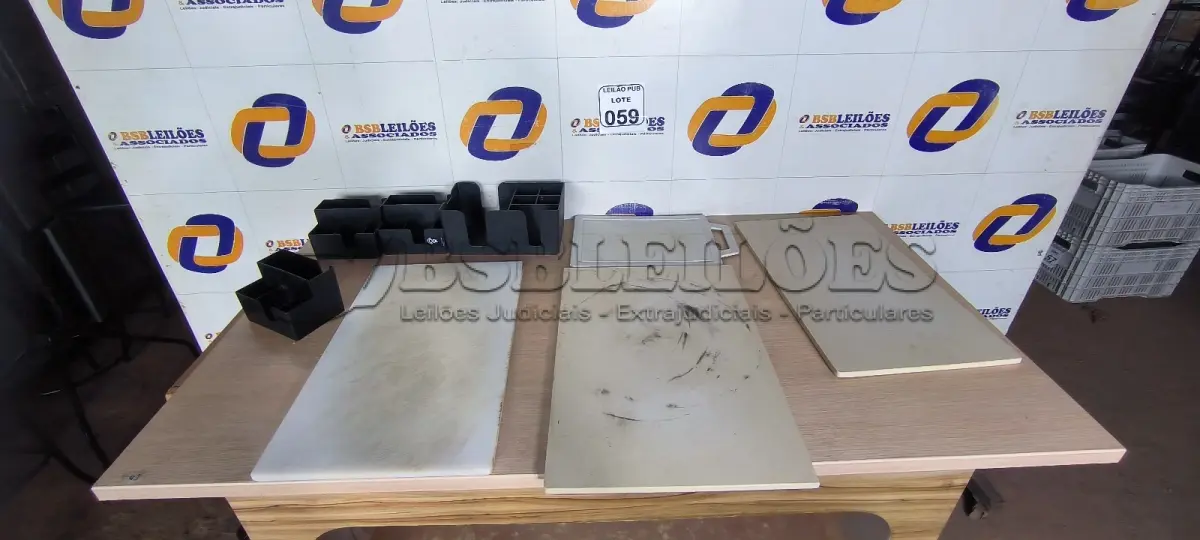LOTE 059 - 04 TÁBUAS PARA CORTES EM PVC E 03 PORTAS GUARDANAPOS. (NO ESTADO) ATENÇÃO! FAZER A VISITAÇÃO ANTES DE ARREMATAR, NÃO SABEMOS SE FUNCIONA. LEILÃO NÃO TEM GARANTIA E NEM DEVOLUÇÃO, SUJEITO A POSSÍVEIS AVARIAS VISÍVEIS/OCULTAS E/OU AUSÊNCIA DE COMPONENTES.