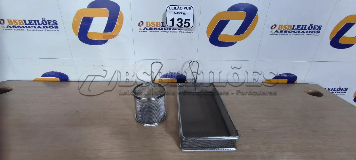 LOTE 135 - 02 CESTAS PARA ALIMENTOS. (NO ESTADO) ATENÇÃO! FAZER A VISITAÇÃO ANTES DE ARREMATAR, NÃO SABEMOS SE FUNCIONA. LEILÃO NÃO TEM GARANTIA E NEM DEVOLUÇÃO, SUJEITO A POSSÍVEIS AVARIAS VISÍVEIS/OCULTAS E/OU AUSÊNCIA DE COMPONENTES.