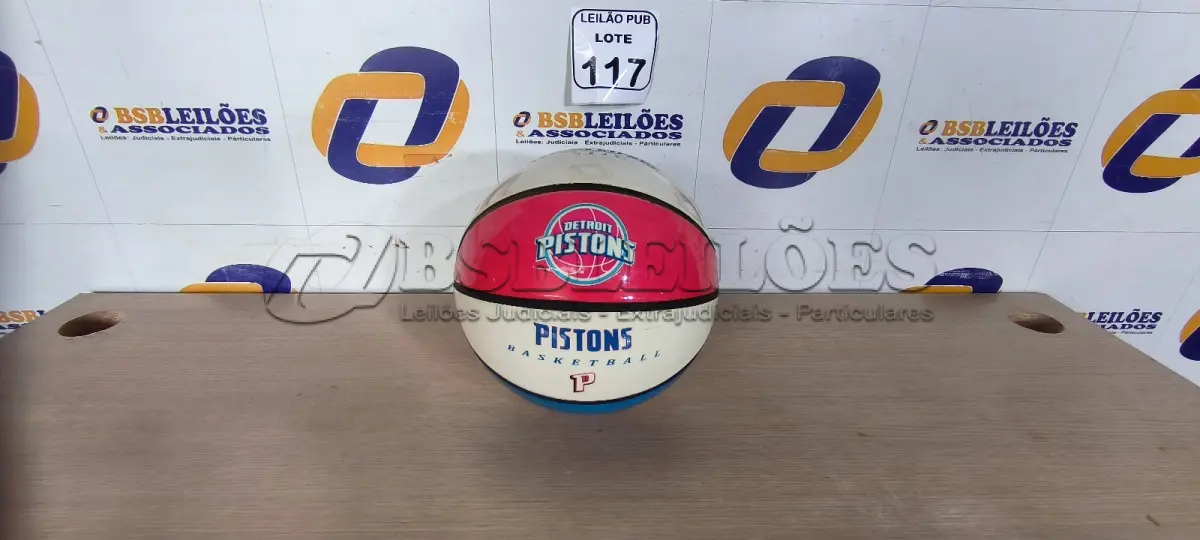 LOTE 117 - 01 BOLA DE BASQUETE PARA DECORAÇÃO. (NO ESTADO) ATENÇÃO! FAZER A VISITAÇÃO ANTES DE ARREMATAR, NÃO SABEMOS SE FUNCIONA. LEILÃO NÃO TEM GARANTIA E NEM DEVOLUÇÃO, SUJEITO A POSSÍVEIS AVARIAS VISÍVEIS/OCULTAS E/OU AUSÊNCIA DE COMPONENTES.