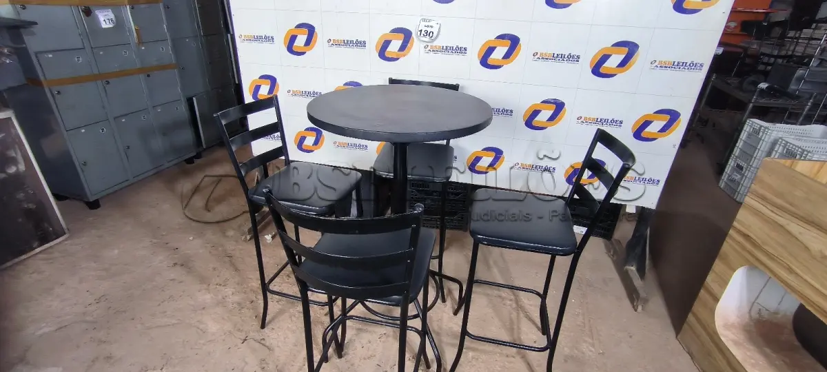 LOTE 130 - 01 MESA BISTRÔ COM 04 BANQUETAS ALTA. (NO ESTADO) ATENÇÃO! FAZER A VISITAÇÃO ANTES DE ARREMATAR, NÃO SABEMOS SE FUNCIONA. LEILÃO NÃO TEM GARANTIA E NEM DEVOLUÇÃO, SUJEITO A POSSÍVEIS AVARIAS VISÍVEIS/OCULTAS E/OU AUSÊNCIA DE COMPONENTES.