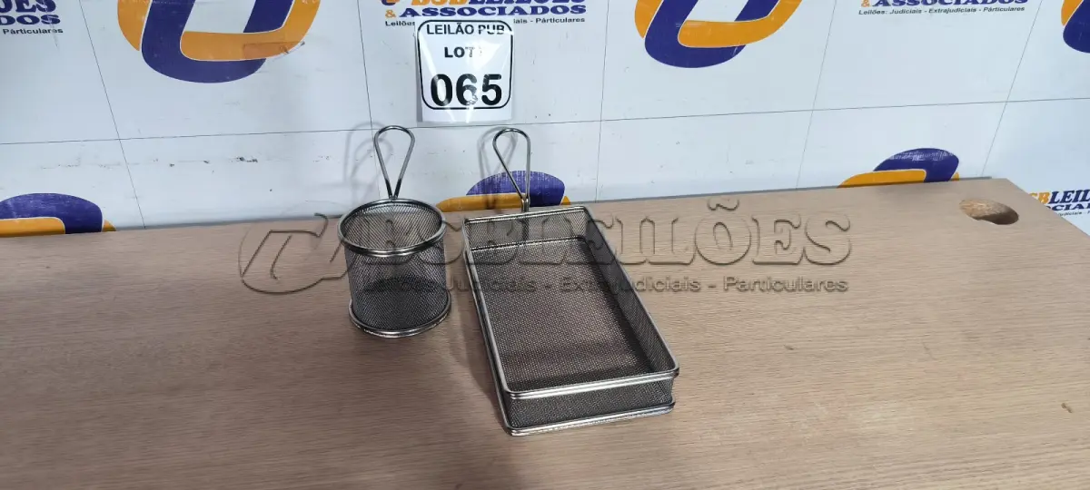 LOTE 065 - 02 CESTAS PARA ALIMENTOS. (NO ESTADO) ATENÇÃO! FAZER A VISITAÇÃO ANTES DE ARREMATAR, NÃO SABEMOS SE FUNCIONA. LEILÃO NÃO TEM GARANTIA E NEM DEVOLUÇÃO, SUJEITO A POSSÍVEIS AVARIAS VISÍVEIS/OCULTAS E/OU AUSÊNCIA DE COMPONENTES.