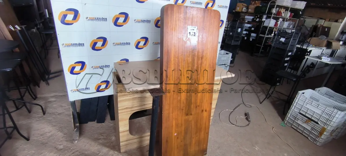 LOTE 173 - 01 MESA SUSPENSA EM MADEIRA PARA LANCHONETE 0,60CM X 1,65CM. (NO ESTADO) ATENÇÃO! FAZER A VISITAÇÃO ANTES DE ARREMATAR, NÃO SABEMOS SE FUNCIONA. LEILÃO NÃO TEM GARANTIA E NEM DEVOLUÇÃO, SUJEITO A POSSÍVEIS AVARIAS VISÍVEIS/OCULTAS E/OU AUSÊNCIA DE COMPONENTES.