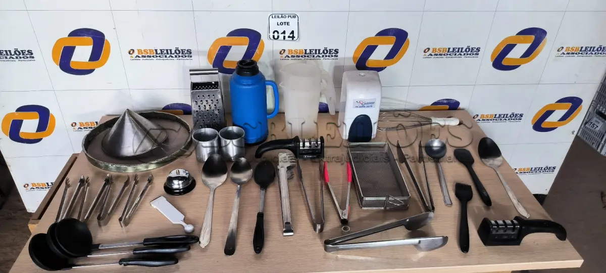 LOTE 014 - 01 CAIXA ORGANIZADORA EM PLÁSTICO C/ DIVERSOS UTENSÍLIOS PARA COZINHA. (NO ESTADO) ATENÇÃO! FAZER A VISITAÇÃO ANTES DE ARREMATAR, NÃO SABEMOS SE FUNCIONA. LEILÃO NÃO TEM GARANTIA E NEM DEVOLUÇÃO, SUJEITO A POSSÍVEIS AVARIAS VISÍVEIS/OCULTAS E/OU AUSÊNCIA DE COMPONENTES.