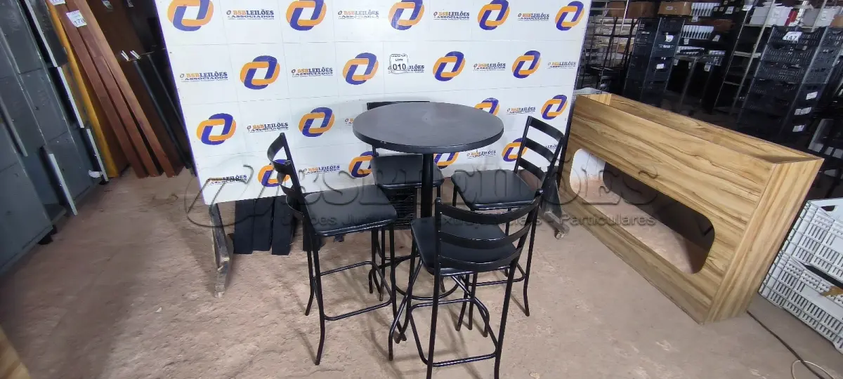 LOTE 010 - 01 MESA BISTRÔ COM 04 BANQUETAS ALTAS. (NO ESTADO) ATENÇÃO! FAZER A VISITAÇÃO ANTES DE ARREMATAR, NÃO SABEMOS SE FUNCIONA. LEILÃO NÃO TEM GARANTIA E NEM DEVOLUÇÃO, SUJEITO A POSSÍVEIS AVARIAS VISÍVEIS/OCULTAS E/OU AUSÊNCIA DE COMPONENTES.