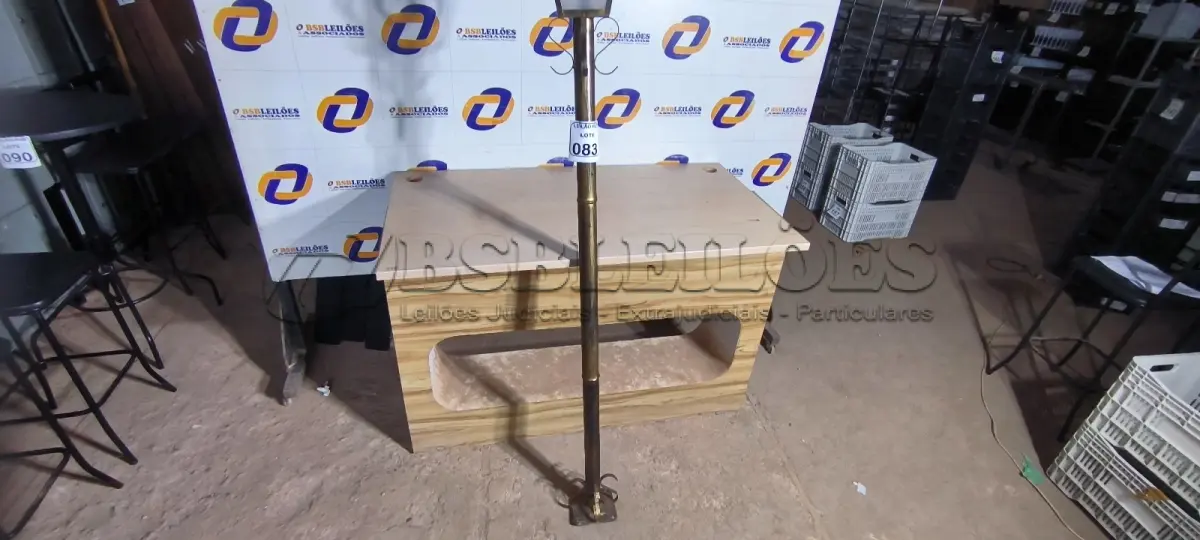 LOTE 083 - 01 POSTE DE JARDIM COLONIAL QUADRADO 1,80CM DE ALTURA. (NO ESTADO) ATENÇÃO! FAZER A VISITAÇÃO ANTES DE ARREMATAR, NÃO SABEMOS SE FUNCIONA. LEILÃO NÃO TEM GARANTIA E NEM DEVOLUÇÃO, SUJEITO A POSSÍVEIS AVARIAS VISÍVEIS/OCULTAS E/OU AUSÊNCIA DE COMPONENTES.