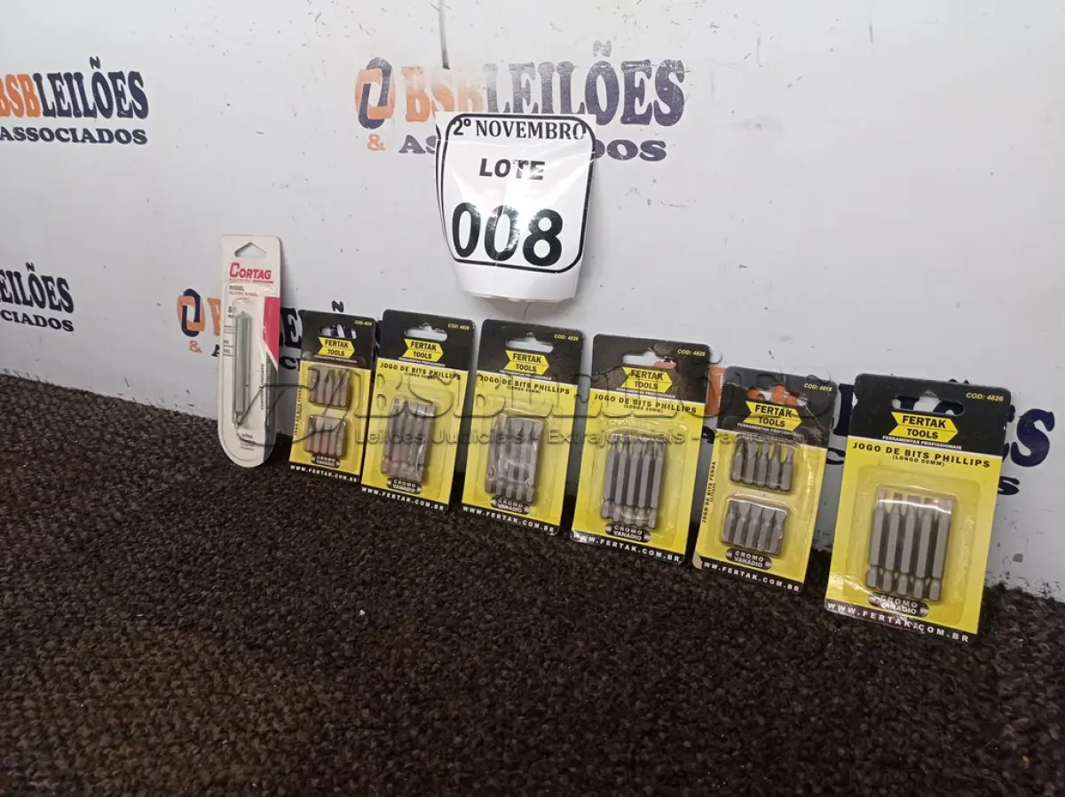 LOTE 008 - 01 CORTADOR DE VIDRO MARCA CORTAG E 06 JOGOS DE CHAVES BITS PHILLIPS MARCA FERTAK(NOVO). (NO ESTADO) ATENÇÃO! FAZER A VISITAÇÃO ANTES DE ARREMATAR, NÃO SABEMOS SE FUNCIONA. LEILÃO NÃO TEM GARANTIA E NEM DEVOLUÇÃO, SUJEITO A POSSÍVEIS AVARIAS VISÍVEIS/OCULTAS E/OU AUSÊNCIA DE COMPONENTES.