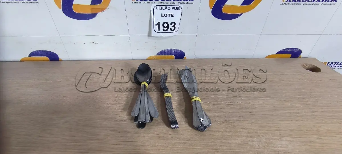 LOTE 193 - 10 GARFOS, 10 COLHERES E 08 FACAS DE MESA. (NO ESTADO) ATENÇÃO! FAZER A VISITAÇÃO ANTES DE ARREMATAR, NÃO SABEMOS SE FUNCIONA. LEILÃO NÃO TEM GARANTIA E NEM DEVOLUÇÃO, SUJEITO A POSSÍVEIS AVARIAS VISÍVEIS/OCULTAS E/OU AUSÊNCIA DE COMPONENTES.