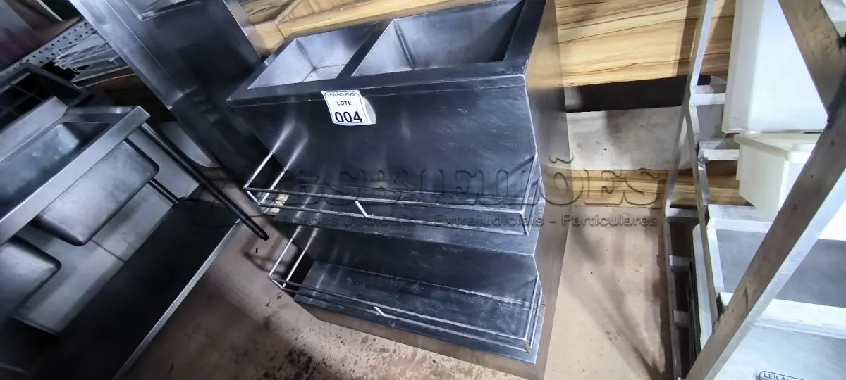 LOTE 004 - 01 ARMÁRIO EM INOX COM 02 CUBAS TIPO DEGRAU. (NO ESTADO) ATENÇÃO! FAZER A VISITAÇÃO ANTES DE ARREMATAR, NÃO SABEMOS SE FUNCIONA. LEILÃO NÃO TEM GARANTIA E NEM DEVOLUÇÃO, SUJEITO A POSSÍVEIS AVARIAS VISÍVEIS/OCULTAS E/OU AUSÊNCIA DE COMPONENTES.