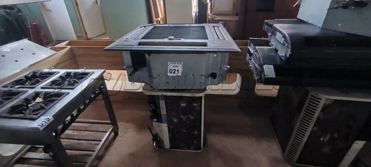 LOTE 021 - 01 AR CONDICIONADO COM EVAPORADORA DE TETO K7. (NO ESTADO) ATENÇÃO! FAZER A VISITAÇÃO ANTES DE ARREMATAR, NÃO SABEMOS SE FUNCIONA. LEILÃO NÃO TEM GARANTIA E NEM DEVOLUÇÃO, SUJEITO A POSSÍVEIS AVARIAS VISÍVEIS/OCULTAS E/OU AUSÊNCIA DE COMPONENTES.