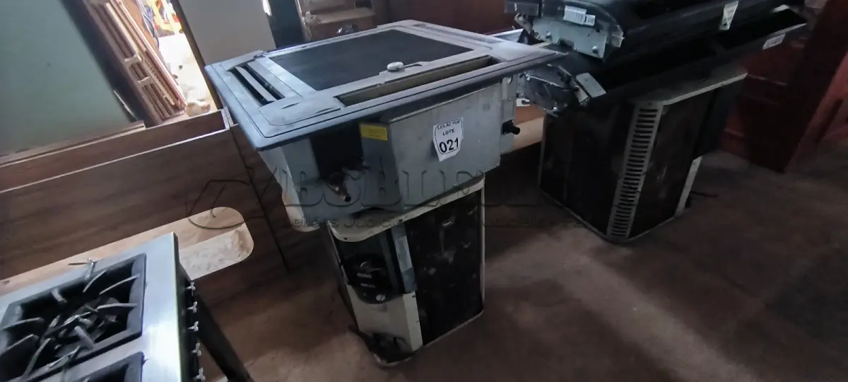 LOTE 021 - 01 AR CONDICIONADO COM EVAPORADORA DE TETO K7. (NO ESTADO) ATENÇÃO! FAZER A VISITAÇÃO ANTES DE ARREMATAR, NÃO SABEMOS SE FUNCIONA. LEILÃO NÃO TEM GARANTIA E NEM DEVOLUÇÃO, SUJEITO A POSSÍVEIS AVARIAS VISÍVEIS/OCULTAS E/OU AUSÊNCIA DE COMPONENTES.
