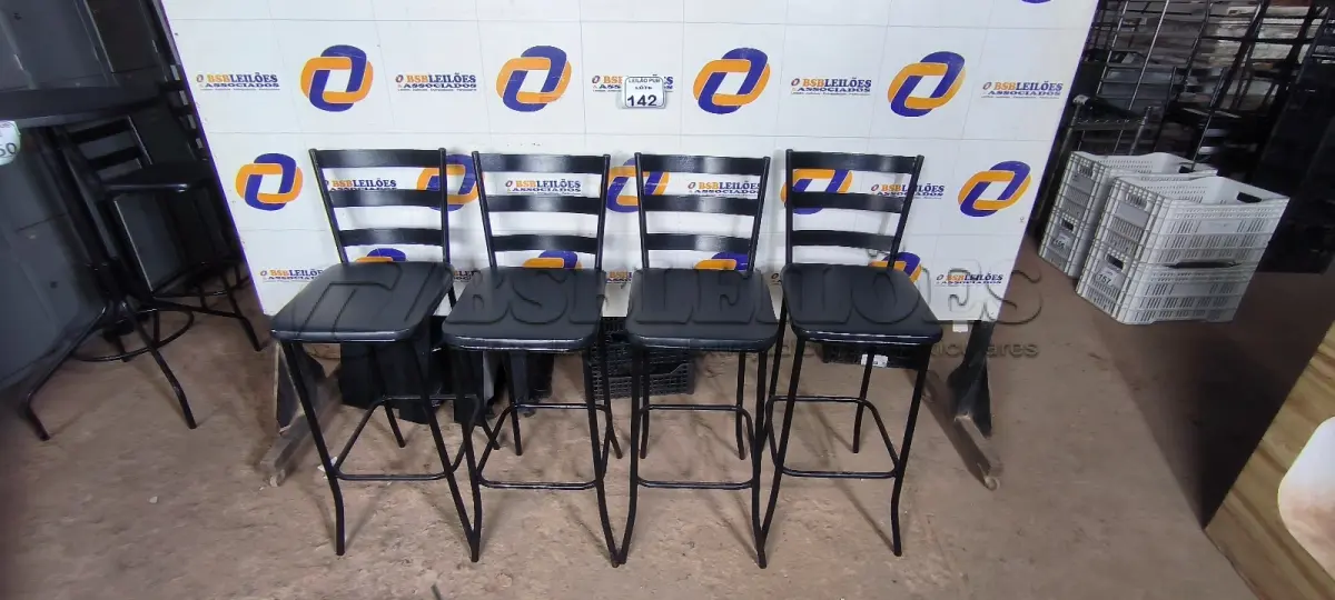 LOTE 142 - 04 BANQUETAS ALTAS. (NO ESTADO) ATENÇÃO! FAZER A VISITAÇÃO ANTES DE ARREMATAR, NÃO SABEMOS SE FUNCIONA. LEILÃO NÃO TEM GARANTIA E NEM DEVOLUÇÃO, SUJEITO A POSSÍVEIS AVARIAS VISÍVEIS/OCULTAS E/OU AUSÊNCIA DE COMPONENTES.
