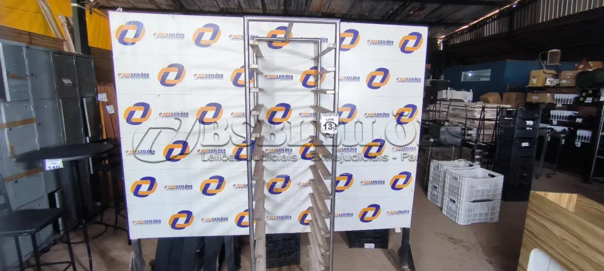 LOTE 138 - 01 ESTANTE EM INOX PARA TRANSPORTE DE BANDEJAS. (NO ESTADO) ATENÇÃO! FAZER A VISITAÇÃO ANTES DE ARREMATAR, NÃO SABEMOS SE FUNCIONA. LEILÃO NÃO TEM GARANTIA E NEM DEVOLUÇÃO, SUJEITO A POSSÍVEIS AVARIAS VISÍVEIS/OCULTAS E/OU AUSÊNCIA DE COMPONENTES.