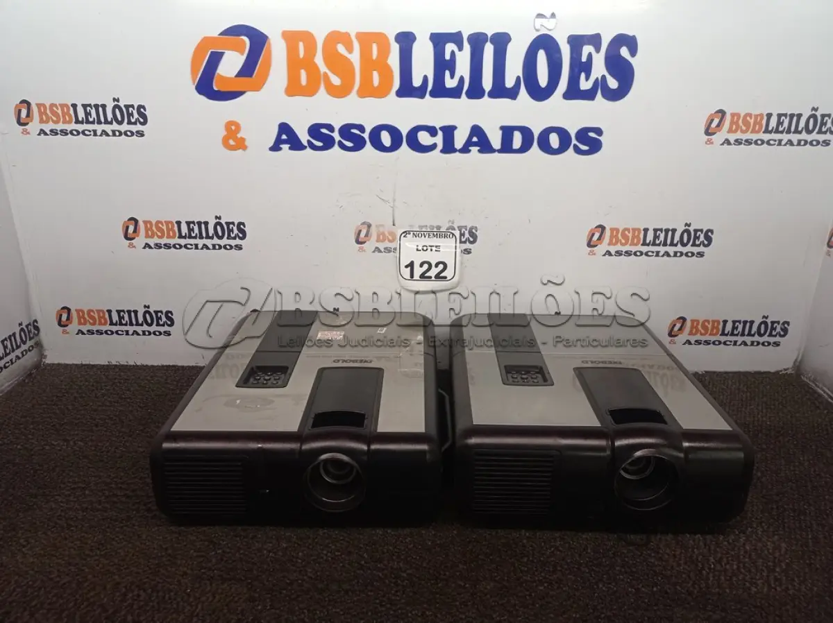 LOTE 122 - 02 PROJETORES MULTIMIDIA MARCA DIEBOLD. (NO ESTADO) ATENÇÃO! FAZER A VISITAÇÃO ANTES DE ARREMATAR, NÃO SABEMOS SE FUNCIONA. LEILÃO NÃO TEM GARANTIA E NEM DEVOLUÇÃO, SUJEITO A POSSÍVEIS AVARIAS VISÍVEIS/OCULTAS E/OU AUSÊNCIA DE COMPONENTES.