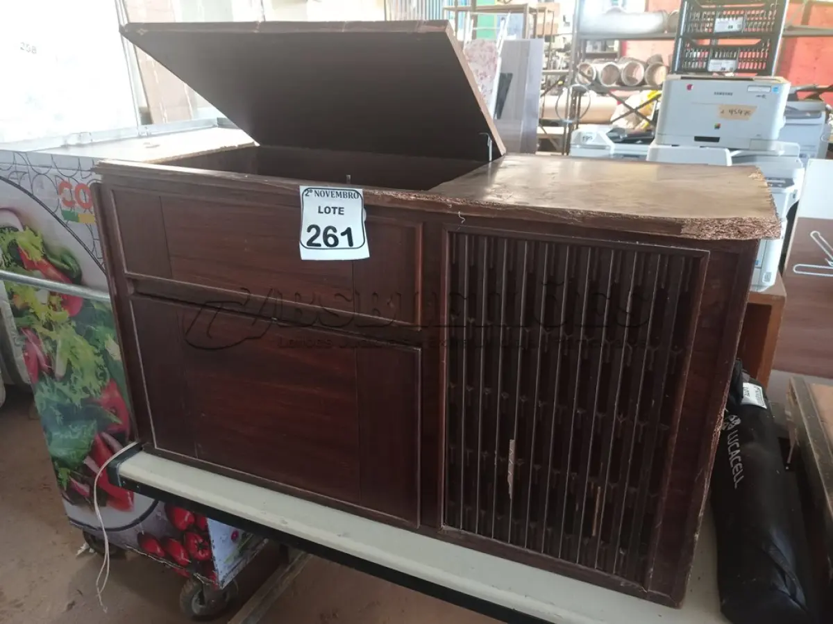 LOTE 261 - 01 RADIOLA ANTIGA MARCA PHILLIPS. (NO ESTADO) ATENÇÃO! FAZER A VISITAÇÃO ANTES DE ARREMATAR, NÃO SABEMOS SE FUNCIONA. LEILÃO NÃO TEM GARANTIA E NEM DEVOLUÇÃO, SUJEITO A POSSÍVEIS AVARIAS VISÍVEIS/OCULTAS E/OU AUSÊNCIA DE COMPONENTES.