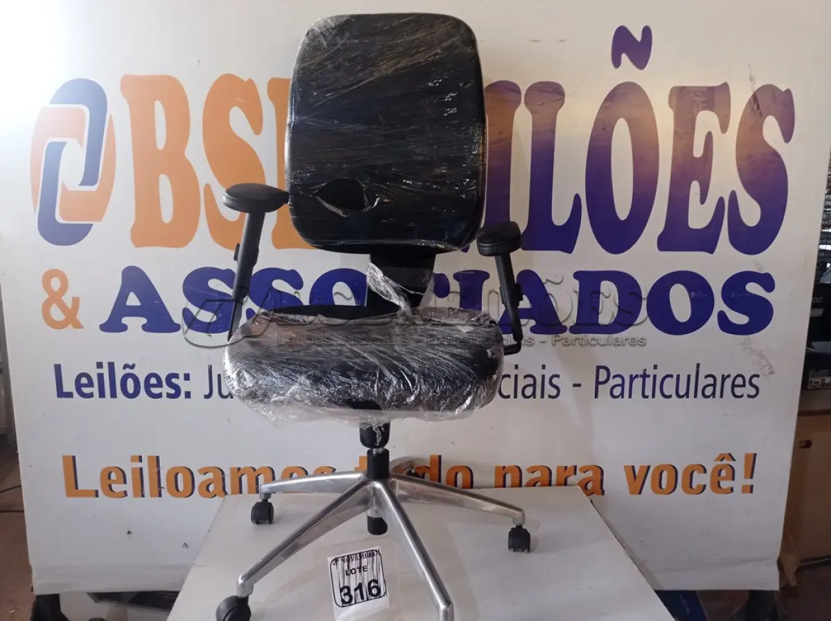 LOTE 316 - 01 CADEIRA GIRATÓRIA NA COR PRETA. (NO ESTADO) ATENÇÃO! FAZER A VISITAÇÃO ANTES DE ARREMATAR, NÃO SABEMOS SE FUNCIONA. LEILÃO NÃO TEM GARANTIA E NEM DEVOLUÇÃO, SUJEITO A POSSÍVEIS AVARIAS VISÍVEIS/OCULTAS E/OU AUSÊNCIA DE COMPONENTES.