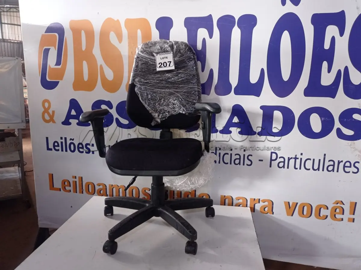 LOTE 207 - 01 CADEIRA GIRATÓRIA P/ESCRITÓRIO. (NO ESTADO) ATENÇÃO! FAZER A VISITAÇÃO ANTES DE ARREMATAR, NÃO SABEMOS SE FUNCIONA. LEILÃO NÃO TEM GARANTIA E NEM DEVOLUÇÃO, SUJEITO A POSSÍVEIS AVARIAS VISÍVEIS/OCULTAS E/OU AUSÊNCIA DE COMPONENTES.