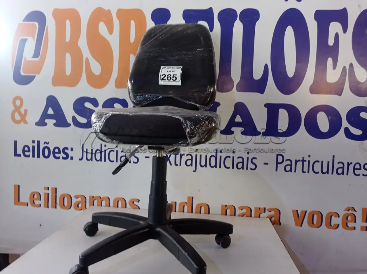 LOTE 265 - 01 CADEIRA GIRATÓRIA NA COR PRETA. (NO ESTADO) ATENÇÃO! FAZER A VISITAÇÃO ANTES DE ARREMATAR, NÃO SABEMOS SE FUNCIONA. LEILÃO NÃO TEM GARANTIA E NEM DEVOLUÇÃO, SUJEITO A POSSÍVEIS AVARIAS VISÍVEIS/OCULTAS E/OU AUSÊNCIA DE COMPONENTES.