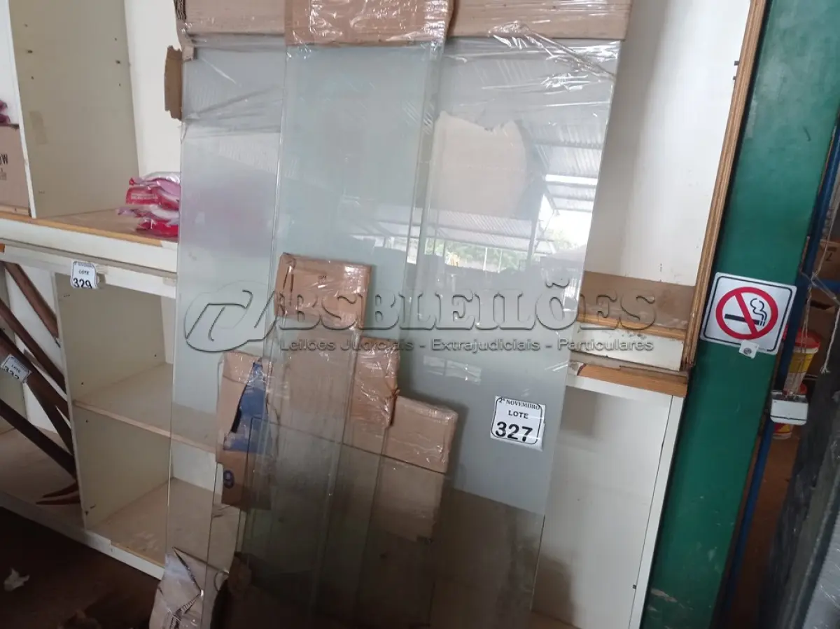 LOTE 327 - 01 LOTE C/VÁRIO VIDROS AVULSOS TAMANHOS DIVERSOS. (NO ESTADO) ATENÇÃO! FAZER A VISITAÇÃO ANTES DE ARREMATAR, NÃO SABEMOS SE FUNCIONA. LEILÃO NÃO TEM GARANTIA E NEM DEVOLUÇÃO, SUJEITO A POSSÍVEIS AVARIAS VISÍVEIS/OCULTAS E/OU AUSÊNCIA DE COMPONENTES.
