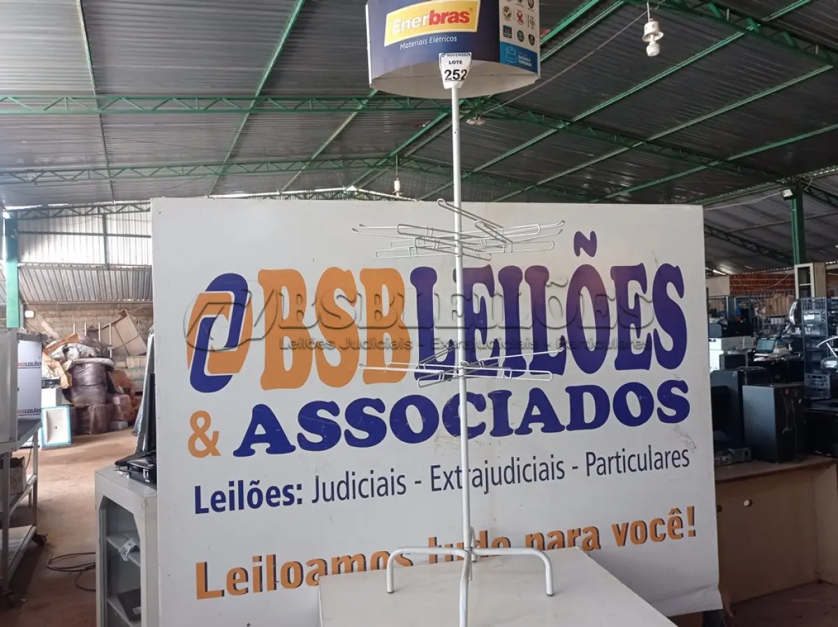 LOTE 252 - 01 EXPOSITOR GIRATÓRIO DE FERRO. (NO ESTADO) ATENÇÃO! FAZER A VISITAÇÃO ANTES DE ARREMATAR, NÃO SABEMOS SE FUNCIONA. LEILÃO NÃO TEM GARANTIA E NEM DEVOLUÇÃO, SUJEITO A POSSÍVEIS AVARIAS VISÍVEIS/OCULTAS E/OU AUSÊNCIA DE COMPONENTES.