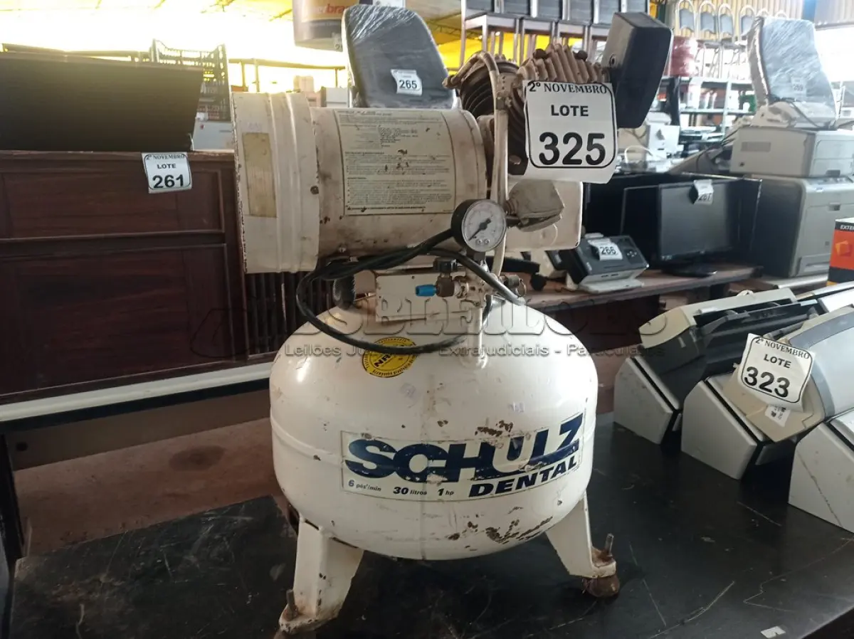 LOTE 325 - 01 COMPRESSOR ODONTOLÓGICO MARCA SCHULZ MODELO MSV6-30 C/AVARIAS. (NO ESTADO) ATENÇÃO! FAZER A VISITAÇÃO ANTES DE ARREMATAR, NÃO SABEMOS SE FUNCIONA. LEILÃO NÃO TEM GARANTIA E NEM DEVOLUÇÃO, SUJEITO A POSSÍVEIS AVARIAS VISÍVEIS/OCULTAS E/OU AUSÊNCIA DE COMPONENTES.