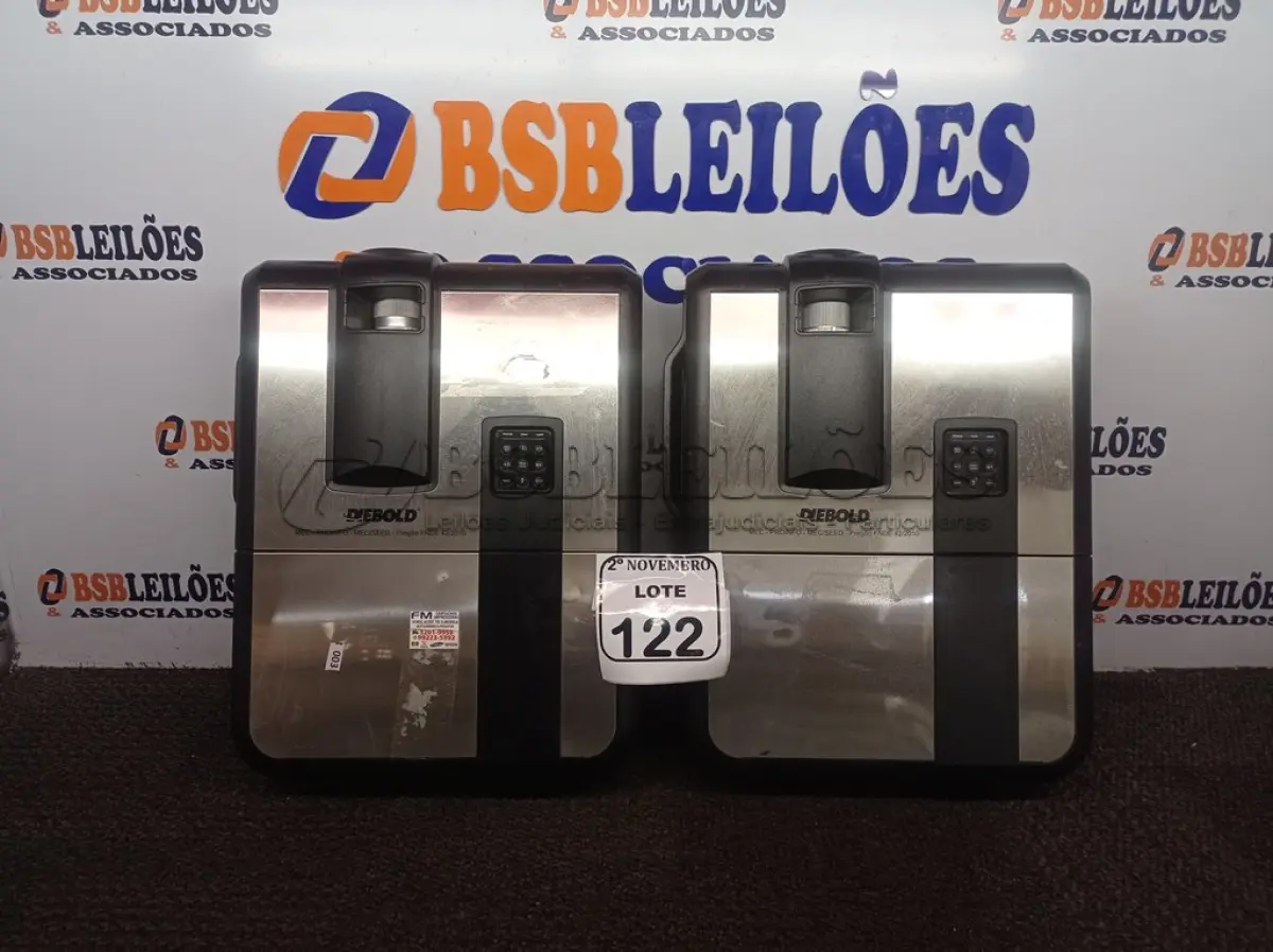 LOTE 122 - 02 PROJETORES MULTIMIDIA MARCA DIEBOLD. (NO ESTADO) ATENÇÃO! FAZER A VISITAÇÃO ANTES DE ARREMATAR, NÃO SABEMOS SE FUNCIONA. LEILÃO NÃO TEM GARANTIA E NEM DEVOLUÇÃO, SUJEITO A POSSÍVEIS AVARIAS VISÍVEIS/OCULTAS E/OU AUSÊNCIA DE COMPONENTES.