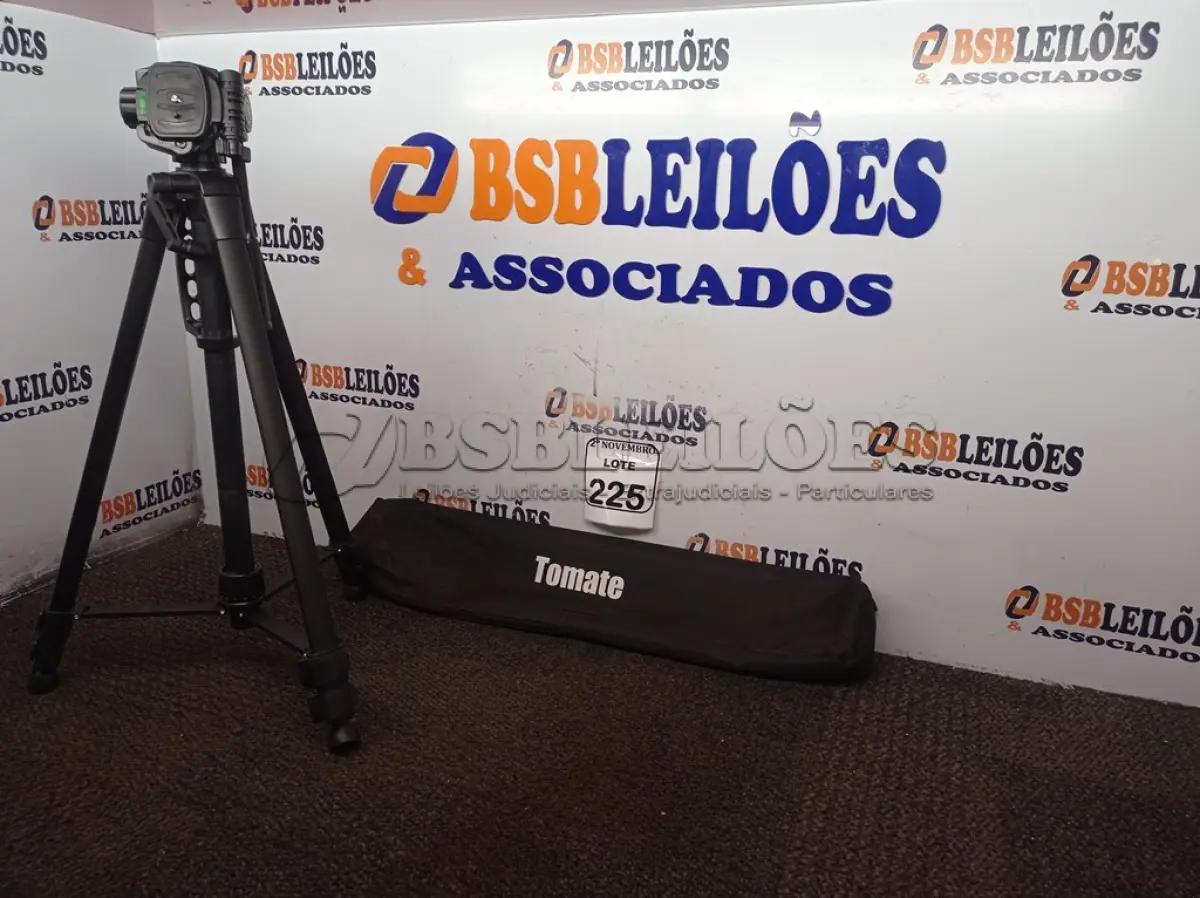 LOTE 225 - 01 TRIPÉ P/ CÂMERA FOTOGRÁFICA MARCA TOMATE. (NO ESTADO) ATENÇÃO! FAZER A VISITAÇÃO ANTES DE ARREMATAR, NÃO SABEMOS SE FUNCIONA. LEILÃO NÃO TEM GARANTIA E NEM DEVOLUÇÃO, SUJEITO A POSSÍVEIS AVARIAS VISÍVEIS/OCULTAS E/OU AUSÊNCIA DE COMPONENTES.