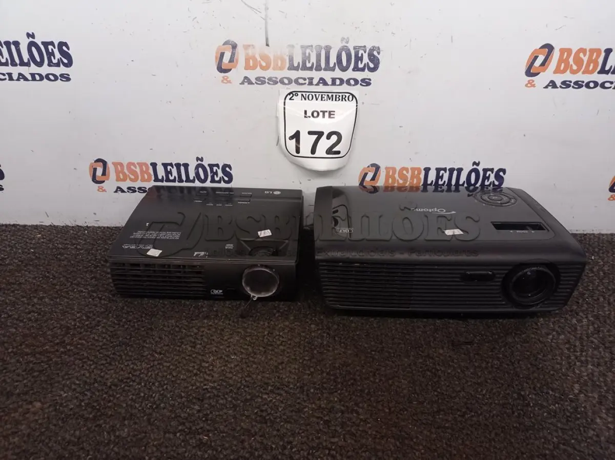 LOTE 172 - 02 PROJETORES MULTIMÍDIA MARCAS LG E OPTOMA. (NO ESTADO) ATENÇÃO! FAZER A VISITAÇÃO ANTES DE ARREMATAR, NÃO SABEMOS SE FUNCIONA. LEILÃO NÃO TEM GARANTIA E NEM DEVOLUÇÃO, SUJEITO A POSSÍVEIS AVARIAS VISÍVEIS/OCULTAS E/OU AUSÊNCIA DE COMPONENTES.
