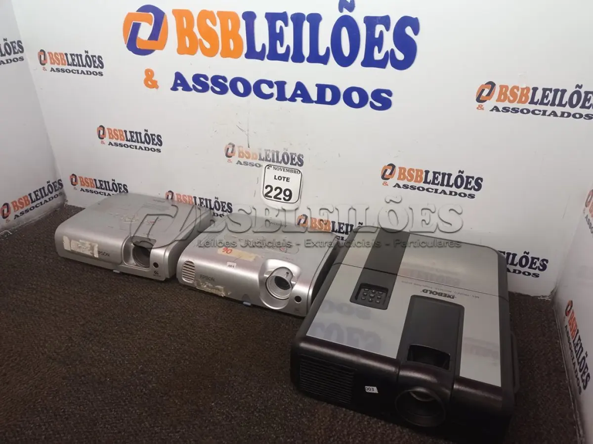 LOTE 229 - 03 PROJETORES MARCAS E MODELOS DIVERSOS P/RETIRADA DE PEÇAS. (NO ESTADO) ATENÇÃO! FAZER A VISITAÇÃO ANTES DE ARREMATAR, NÃO SABEMOS SE FUNCIONA. LEILÃO NÃO TEM GARANTIA E NEM DEVOLUÇÃO, SUJEITO A POSSÍVEIS AVARIAS VISÍVEIS/OCULTAS E/OU AUSÊNCIA DE COMPONENTES.