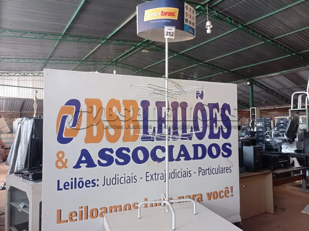 LOTE 252 - 01 EXPOSITOR GIRATÓRIO DE FERRO. (NO ESTADO) ATENÇÃO! FAZER A VISITAÇÃO ANTES DE ARREMATAR, NÃO SABEMOS SE FUNCIONA. LEILÃO NÃO TEM GARANTIA E NEM DEVOLUÇÃO, SUJEITO A POSSÍVEIS AVARIAS VISÍVEIS/OCULTAS E/OU AUSÊNCIA DE COMPONENTES.