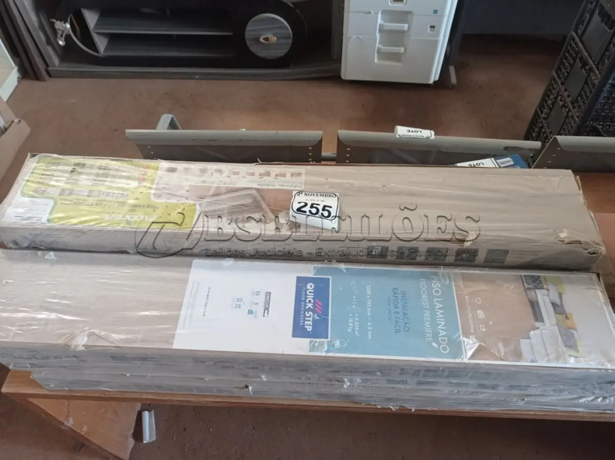 LOTE 255 - 07 CAIXAS DE PISOS LAMINADOS MARCAS E MODELOS DIVERSOS.  (NO ESTADO) ATENÇÃO! FAZER A VISITAÇÃO ANTES DE ARREMATAR, NÃO SABEMOS SE FUNCIONA. LEILÃO NÃO TEM GARANTIA E NEM DEVOLUÇÃO, SUJEITO A POSSÍVEIS AVARIAS VISÍVEIS/OCULTAS E/OU AUSÊNCIA DE COMPONENTES.
