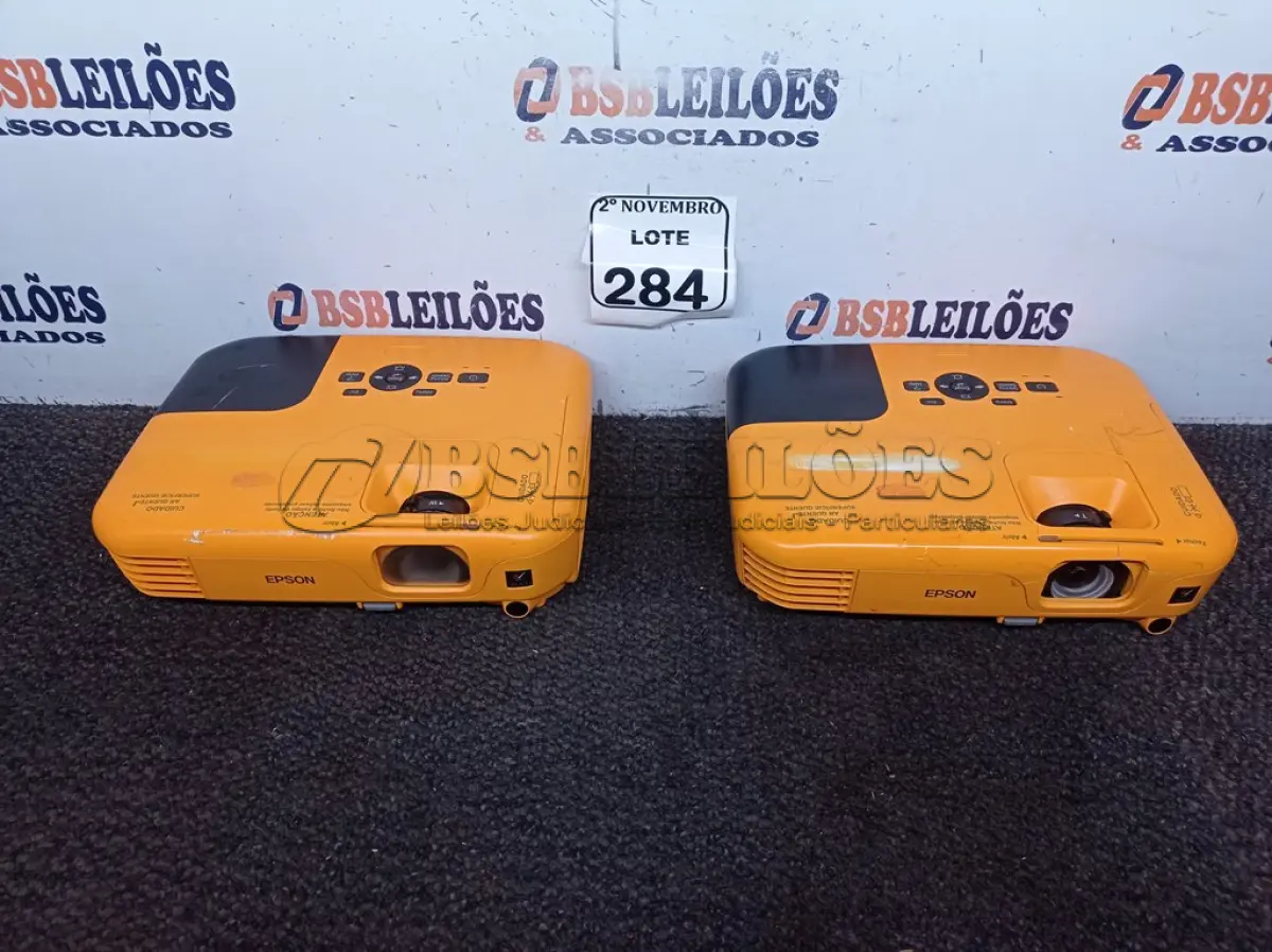 LOTE 284 - 02 PROJETORES MARCA EPSON. (NO ESTADO) ATENÇÃO! FAZER A VISITAÇÃO ANTES DE ARREMATAR, NÃO SABEMOS SE FUNCIONA. LEILÃO NÃO TEM GARANTIA E NEM DEVOLUÇÃO, SUJEITO A POSSÍVEIS AVARIAS VISÍVEIS/OCULTAS E/OU AUSÊNCIA DE COMPONENTES.