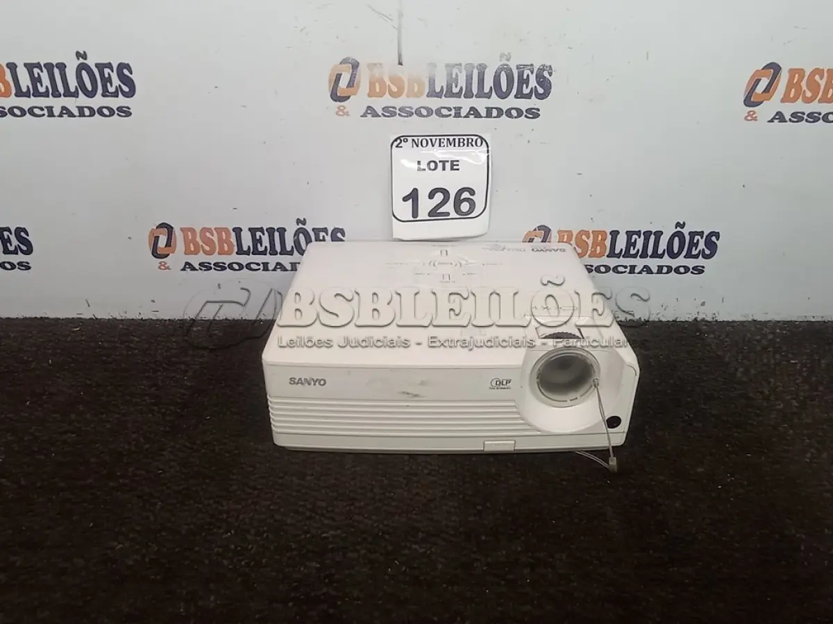 LOTE 126 - 01 PROJETOR MARCA SANYO DE 220V. (NO ESTADO) ATENÇÃO! FAZER A VISITAÇÃO ANTES DE ARREMATAR, NÃO SABEMOS SE FUNCIONA. LEILÃO NÃO TEM GARANTIA E NEM DEVOLUÇÃO, SUJEITO A POSSÍVEIS AVARIAS VISÍVEIS/OCULTAS E/OU AUSÊNCIA DE COMPONENTES.