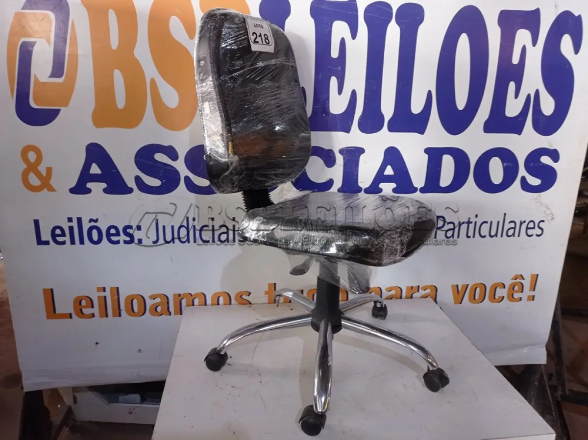 LOTE 218 - 01 CADEIRA DE ESCRITÓRIO C/BASE GIRATÓRIA NA COR PRETA. (NO ESTADO) ATENÇÃO! FAZER A VISITAÇÃO ANTES DE ARREMATAR, NÃO SABEMOS SE FUNCIONA. LEILÃO NÃO TEM GARANTIA E NEM DEVOLUÇÃO, SUJEITO A POSSÍVEIS AVARIAS VISÍVEIS/OCULTAS E/OU AUSÊNCIA DE COMPONENTES.