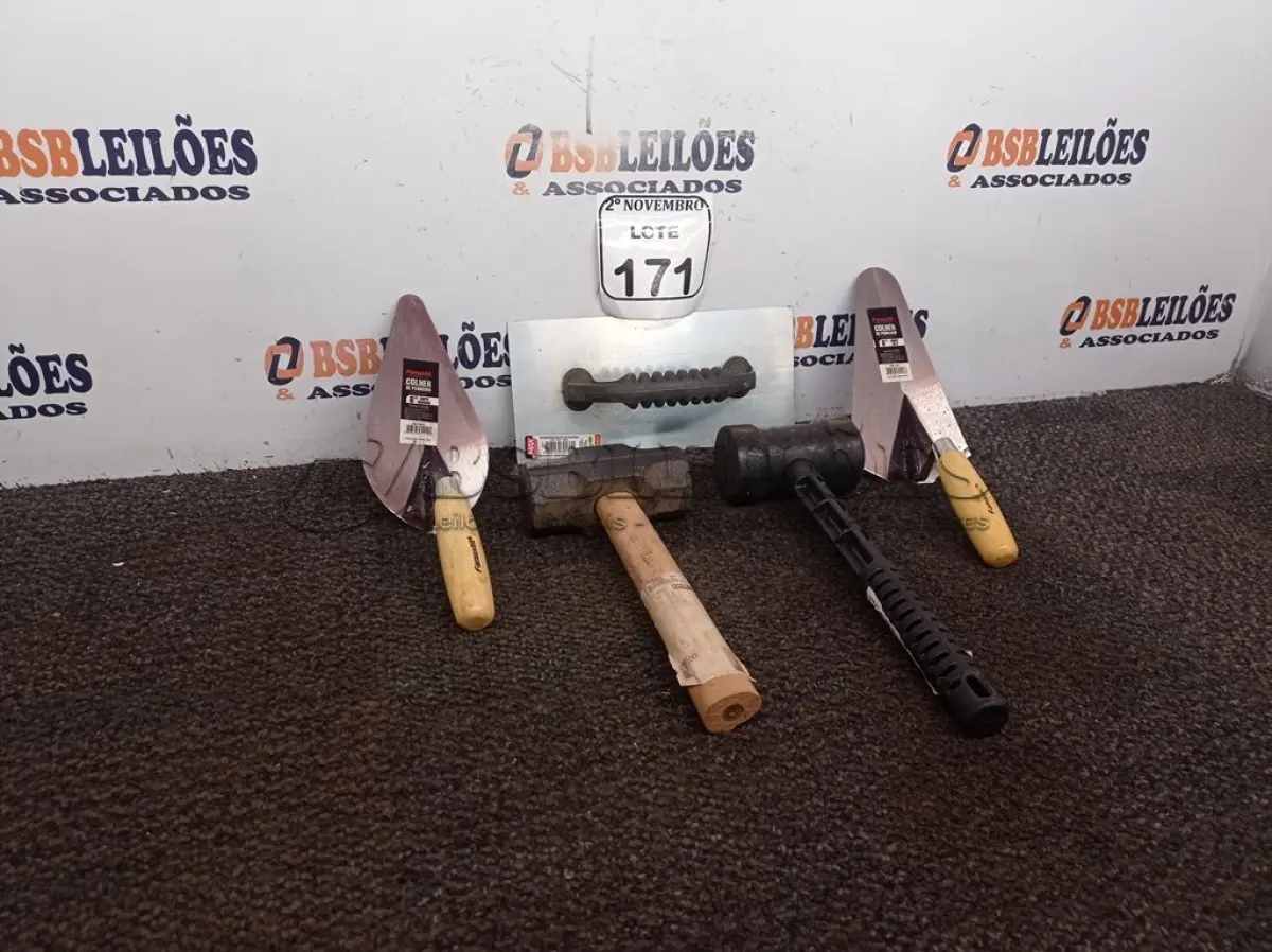 LOTE 171 - 02 COLHERES P/CONSTRUÇÃO, 01 DESEMPENADEIRA EM AÇO, 01 MARTELO DE BORRACHA 60MM E 01 MARRETA(NOVO). (NO ESTADO) ATENÇÃO! FAZER A VISITAÇÃO ANTES DE ARREMATAR, NÃO SABEMOS SE FUNCIONA. LEILÃO NÃO TEM GARANTIA E NEM DEVOLUÇÃO, SUJEITO A POSSÍVEIS AVARIAS VISÍVEIS/OCULTAS E/OU AUSÊNCIA DE COMPONENTES.
