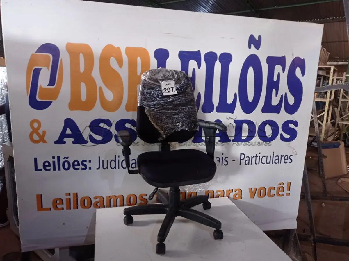 LOTE 207 - 01 CADEIRA GIRATÓRIA P/ESCRITÓRIO. (NO ESTADO) ATENÇÃO! FAZER A VISITAÇÃO ANTES DE ARREMATAR, NÃO SABEMOS SE FUNCIONA. LEILÃO NÃO TEM GARANTIA E NEM DEVOLUÇÃO, SUJEITO A POSSÍVEIS AVARIAS VISÍVEIS/OCULTAS E/OU AUSÊNCIA DE COMPONENTES.