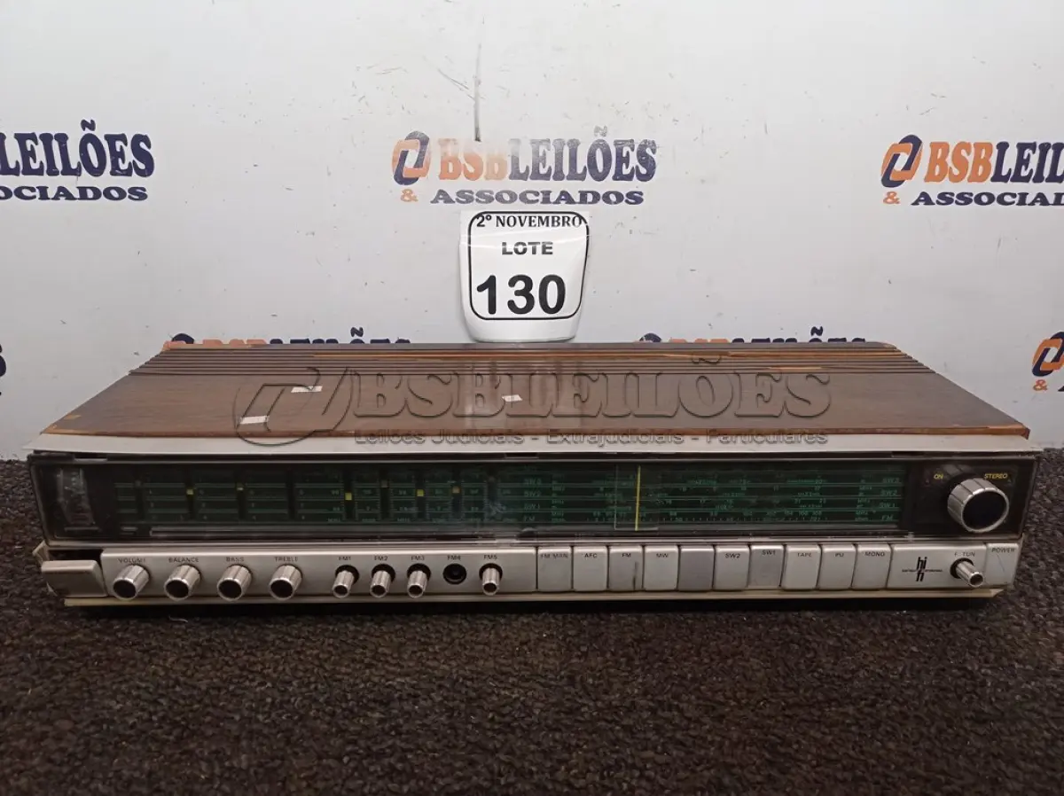 LOTE 130 - 01 RÁDIO ANTIGO DA MARCA PHILIPS. (NO ESTADO) ATENÇÃO! FAZER A VISITAÇÃO ANTES DE ARREMATAR, NÃO SABEMOS SE FUNCIONA. LEILÃO NÃO TEM GARANTIA E NEM DEVOLUÇÃO, SUJEITO A POSSÍVEIS AVARIAS VISÍVEIS/OCULTAS E/OU AUSÊNCIA DE COMPONENTES.